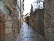 Antigua calle empedrada de Cuenca, España