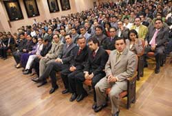 Asambleístas del Azuay y autoridades provinciales y cantonales el día de entrega de credenciales