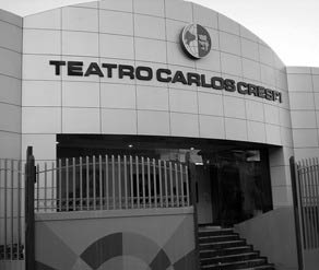 Un teatro dotado de modernas instalaciones lleva el nombre del sacerdote Carlos Crespi, que va camino a los altares.