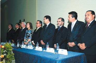 Mesa directiva en el acto inaugural