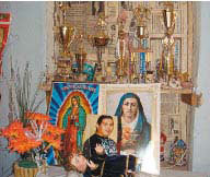 La foto de Guido junto a imágenes religiosas