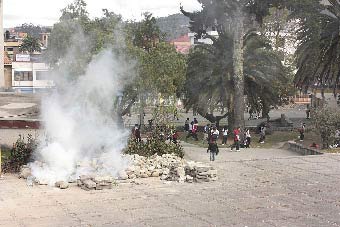 La policía y los estudiantes se 