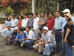 Técnicos de Enerjubones y de los Gobiernos Provinciales de Azuay y El Oro en un día de inspección de la zona