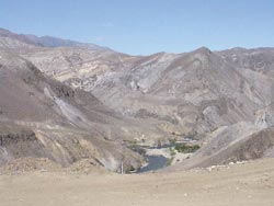 panorámica que muestra la zona erosionada, el valle y el río en el proyecto