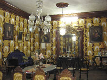  La sala, museo y templo de recuerdos familiares.