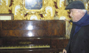 El piano de mesa de 1850, heredado de la bisabuela.