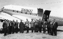 Autoridades invitadas por el Presidente Velasco para firmar en Quito el contrato para la vía Cuenca-Molleturo-Naranjal, el 31 de octubre de 1969.