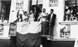 En 1948 Galo Plaza Lasso, candidato presidencial triunfante, en un acto público propio de las campañas de entonces, en un balcón, durante la fogosa intervención de un orador, transmitida por Ondas Azuayas.