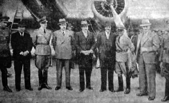 El Presidente Arroyo del Río, tercero de la izquierda, con autoridades asistentes a la inauguración del aeropuerto de Cuenca el 25 de abril de 1941: foto publicada al otro día por diario El Mercurio.