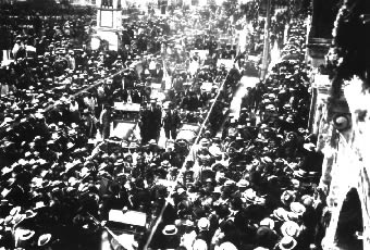 Multitudinario desfile en homenaje al piloto Elia Liut, primer piloto en traer un avión a Cuenca, el 4 de noviembre de 1920, pasa por el parque Calderón.