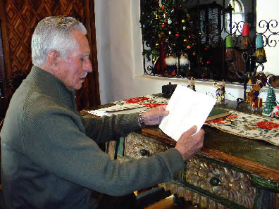 En el estudio, con el escritorio antiguo tallado y policromado.