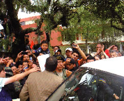 Todos quieren dar la mano al presidente