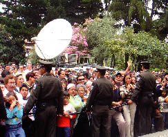 cordón policias controla a los estudiantes